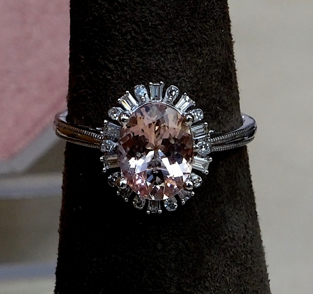 anillo con gemas