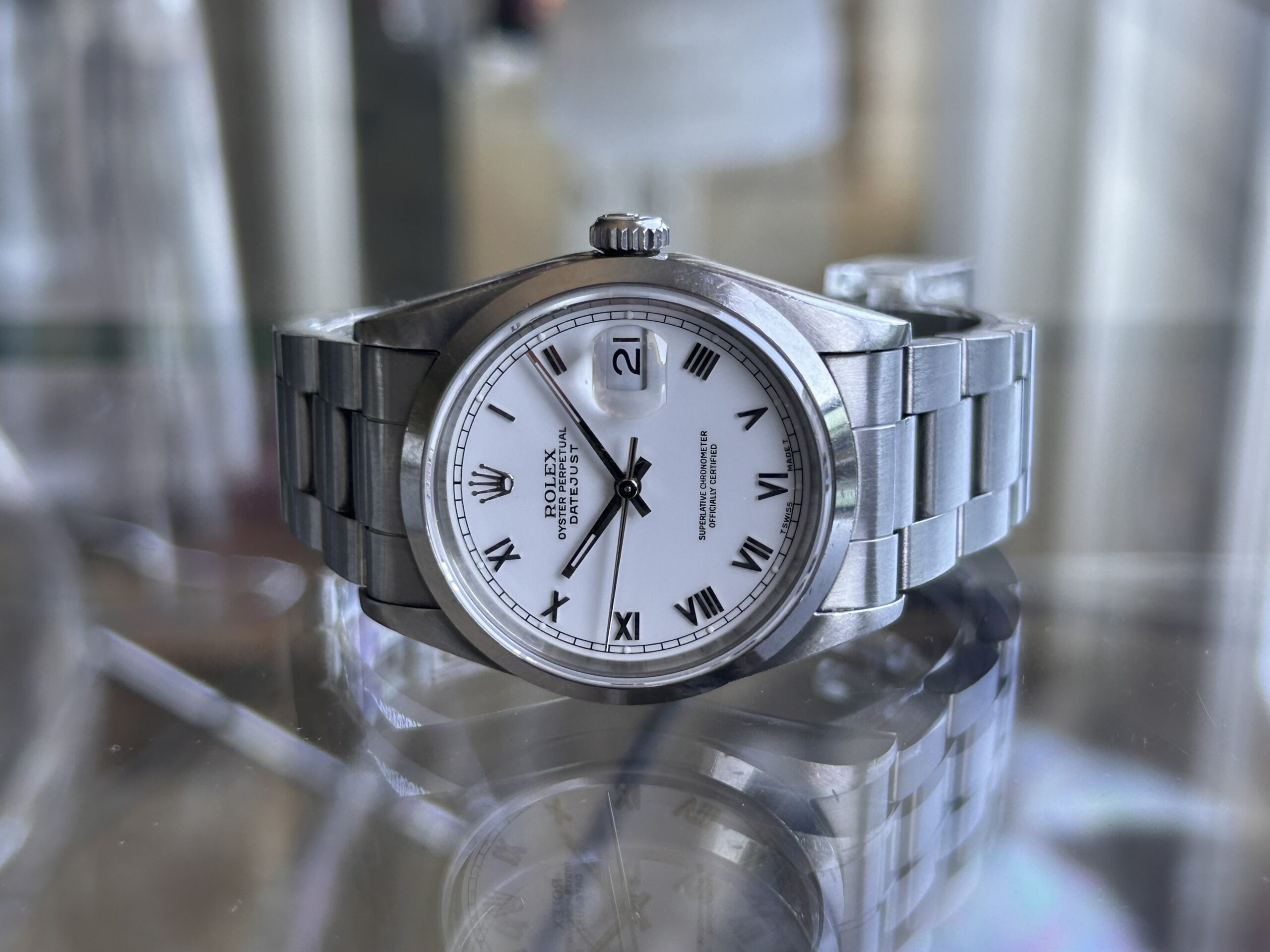 El número 16200 hace referencia a una generación específica de relojes Rolex Datejust. Ten en cuenta que cada número de referencia corresponde a un modelo con características y especificaciones técnicas particulares en el campo de la relojería.